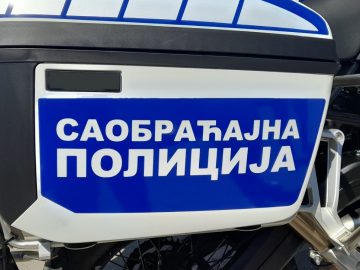 natpis saobraćajna policija na motoru, na ćirilici