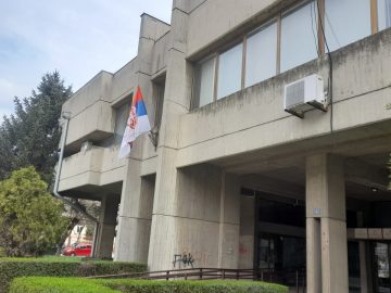 sudska zgrada sa zastavom srbije